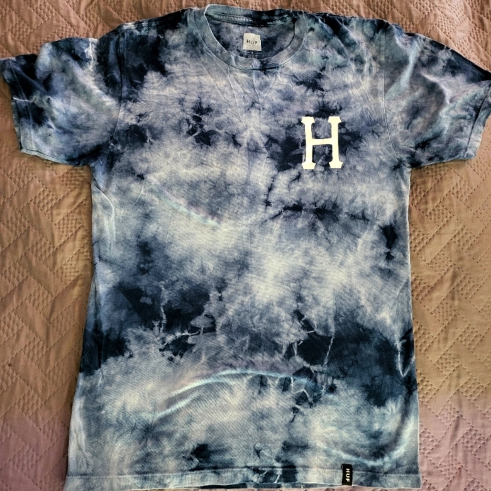 HUF Men’s “H”  Tie Die T-Shirt small